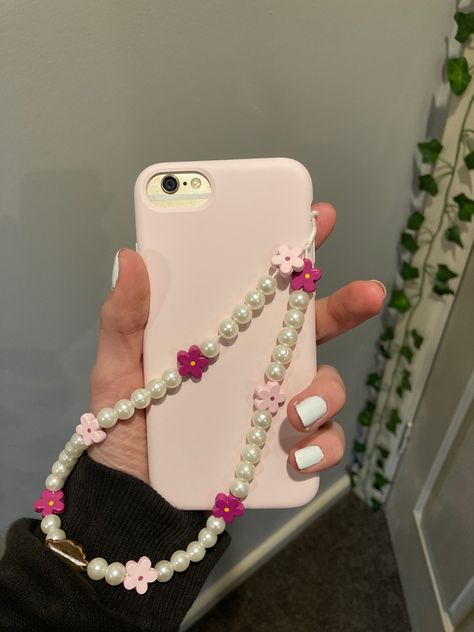 Bracelet For Phone, Phone Straps Beads Ideas, Gantungan Hp Manik-manik, Phone Charms Ideas, Diy Phone Charms, Phone Charms Aesthetic, Cincin Diy, Beaded Phone Charms, Lanyard Beads