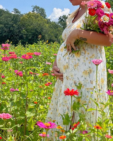 Wildflowers photoshoot maternity picture Flower Farm Maternity Shoot, Spring Time Maternity Photos, Flower Garden Maternity Shoot, Maternity Photoshoot With Flowers, Flower Maternity Pictures, Flower Garden Maternity Photos, Maternity Photography Flower Field, Garden Maternity Photos, Flower Field Maternity Shoot