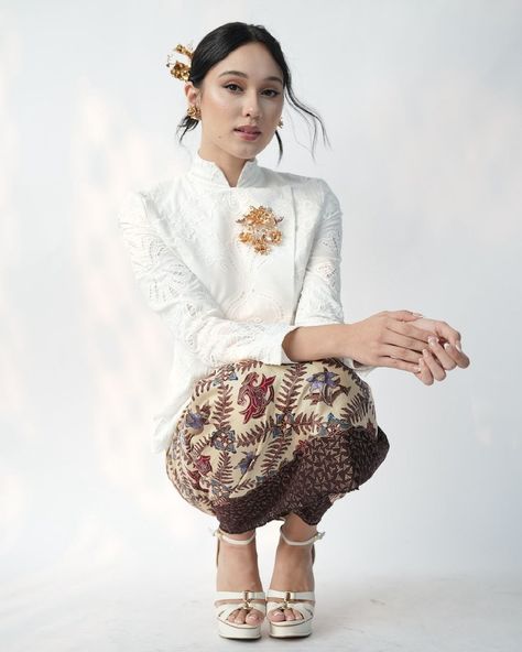 Yasmin napper menggunakan kebaya janggan - kebaya Jawa. Pakaian tradisional Indonesia. Javanese traditional costume. #culture #budaya #busana #batik #clothing #attire #outfit #dress #asia Yasmin Napper, Kebaya Outfit, Tims Outfits, Kebaya Simple, Indonesian Kebaya, Aloe Vera Moisturizer, Day Moisturizer, Nikah Outfit, Kebaya Modern Dress