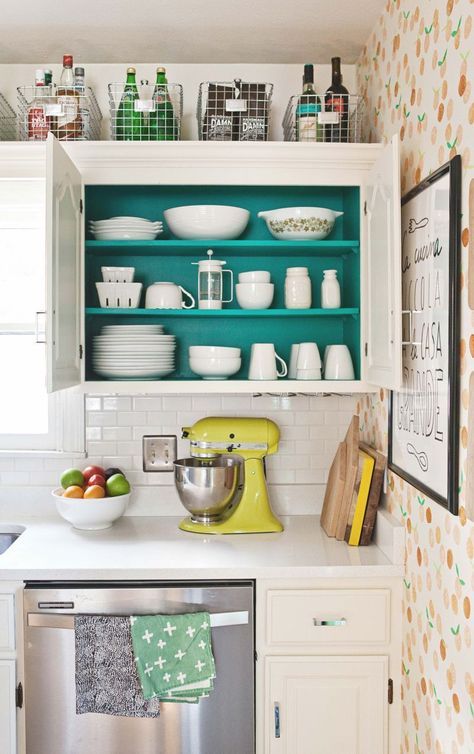 GET ORGANIZED in 2016! Check out this round-up post of inspiring kitchen cabinet organization and get started in your kitchen today! Organiser Cucina, Kabinet Dapur, Small Kitchen Storage, Decor Ikea, Tidy Kitchen, 아파트 인테리어, Kitchen Redo, Apartment Kitchen, Tiny Kitchen