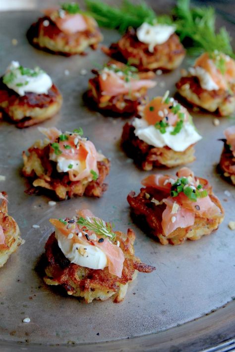 Munchie Snacks, Appetizers Holiday Parties, Smoked Salmon Canapes, Paleo Pantry, Potato Latke Recipe, Salmon Smoked, Smoked Salmon Appetizer, Hanukkah Dinner, Hanukkah Recipes