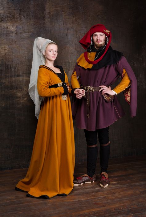 15 cen costumes Central Europe, Burgundy 1470s Fashion, 15th Century Fashion, 15th Century Clothing, Medieval Costumes, Medieval Garb, Medieval Clothes, Medieval Europe, Medieval Costume, Theatre Costumes