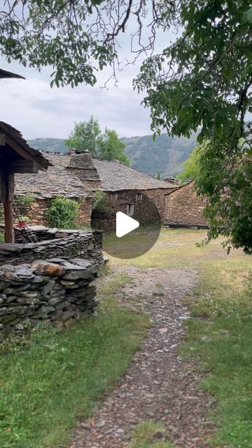 Pueblos abandonados on Instagram: "Ssssshht. Silencio. Aquí no hay calles asfaltadas, ni luz eléctrica, ni calefacción en las casas. Para llegar aquí hay que hacer kilómetros de curvas y recorrer una larga pista forestal. En realidad, en La Vereda (sierra de Ayllón, Guadalajara) no vive nadie. Pero una asociación de amigos de la ‘arquitectura negra’, y de la vida rural en definitiva, cuida y acondiciona el pueblo.
A principios de los 70 La Vereda quedó abandonado. Las duras condiciones de vida, unidas a su aislamiento, eran la causa. La construcción del pantano de El Vado fue la puntilla, y en 1972 ICONA expropió el pueblo. En 1976, una asociación lo salvó del derribo… ahí empezó su camino de recuperación: una historia de éxito colectivo, de recuperación del patrimonio y de reivindicación Oasis, Festival, On Instagram, Instagram