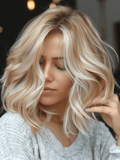 Fall Blonde Hair for 2024: 19 Color Ideas Including Balayage Low Lights for Medium Length and Short Hair Hair Color Low Lights, Fall Hair For Blondes, Warm Honey Blonde, Trendy Fall Hair Color, Winter Blonde Hair, Hair Colors For Blondes, Fall Blonde Hair Color, Medium Length Blonde, Bright Blonde Hair