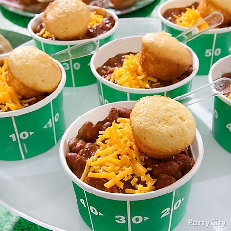 When it comes to delicious football party food, chili is a no-brainer. Whip up a batch of your favorite chili (here’s our current fave) and serve in bowls printed with football field-zone numbers. Top with cheese and bite-sized cornbread baked in a mini muffin pan. Chili Corn Bread, Easy Football Party Food, Football Party Food Ideas, Football Party Foods, Bowl Party Food, Football Snacks, Football Tailgate, Football Party Food, Party Food Ideas