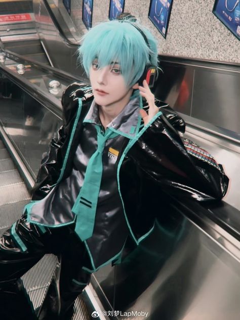 Boy Cosplay, Vocaloid Cosplay, Miku Cosplay, Cosplay Inspo, Cosplay Boy, Male Cosplay, Gender Envy, Red Moon, Random Art