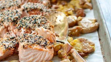 Easy Everything Bagel Salmon with Smashed Potatoes Recipe Everything Bagel Salmon, Salmon And Potatoes, Curry Broth, Apartment Recipes, Fish For Dinner, Smashed Potatoes Recipe, Pan Dishes, Cook Salmon, Jewish Food