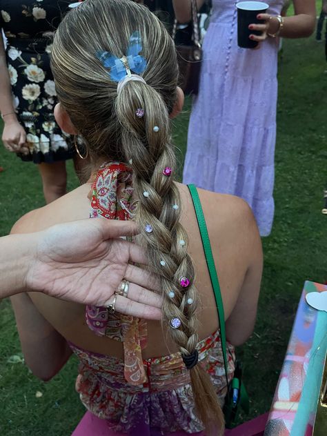 Gem In Hair Hairstyle, Festival Hair Gems, Hair Inspo For Taylor Swift Concert, Festival Makeup Aesthetic, Braid With Gems, Jewels On Hair, Blinger Hair Gems, Hair Gems Hairstyles Prom, Prom Hair Gems