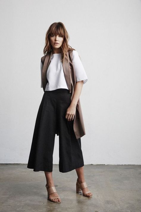 5 Ways to Mix & Match Your Culottes | by Alicia Chiang | THREAD by ZALORA Singapore Culottes Outfit, Minimalist Moda, 30 Outfits, Beige Outfit, Office Outfits Women, Mode Inspo, Work Outfits Women, Looks Style, Work Attire