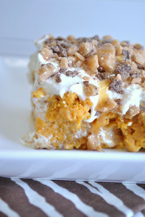 Better Than... Pumpkin Poke Cake..has three of my favorite ingredients (pumpkin, caramel, and heathbar).  Definitely trying this for fall!!! Can Pumpkin Puree, Caramel Sundae, Pumpkin Poke Cake, Can Pumpkin, Poke Cakes, Dump Cake, Poke Cake, Yellow Cake, Pumpkin Dessert