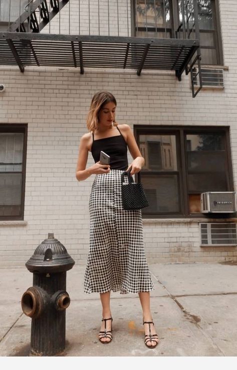 Gingham Skirt Outfit, Minimalistic Outfits, Summery Outfits, Aesthetic Ootd, Midi Skirt Outfit, Gingham Skirt, Spring Fever, Skirt Outfit, Pastry Chef