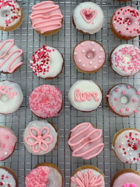 Barbie Donuts Idea, Mini Donuts Aesthetic, Valentine Mini Donut Ideas, Valentines Mini Donuts Ideas, Donuts Design Ideas, Mini Donuts Ideas Logo, Mini Donut Birthday, Valentine Donut Ideas, Pink Donuts Aesthetic