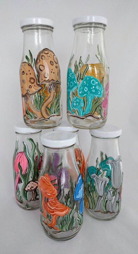 Cool Mason Jar Painting Ideas, Painted Jars Aesthetic Easy, Glass Painting Vase, Painting A Jar, Hand Painted Glass Jars, Stash Jar Ideas Diy Paint, Hand Painted Mason Jars, Painted Jars Ideas, Painting Jars Ideas