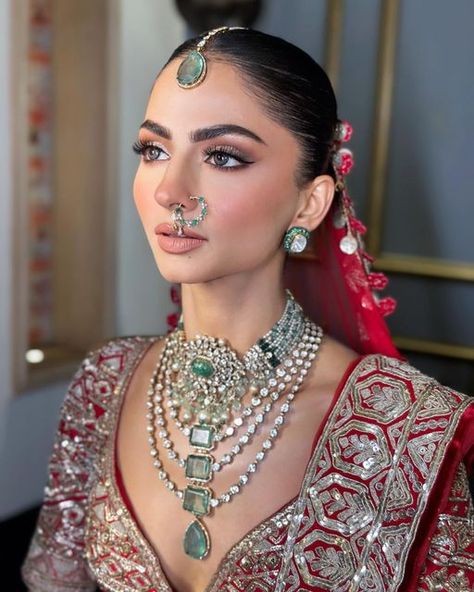 Indian Wedding Bridal Makeup, Indian Bridal Makeup Wedding, Bridal Bun Indian, Nepali Makeup, 2025 Bridal Trends, Indian Wedding Makeup Bridal Looks, Unique Bridal Looks, Bride Jewellery Indian, Eid Inspo Outfits