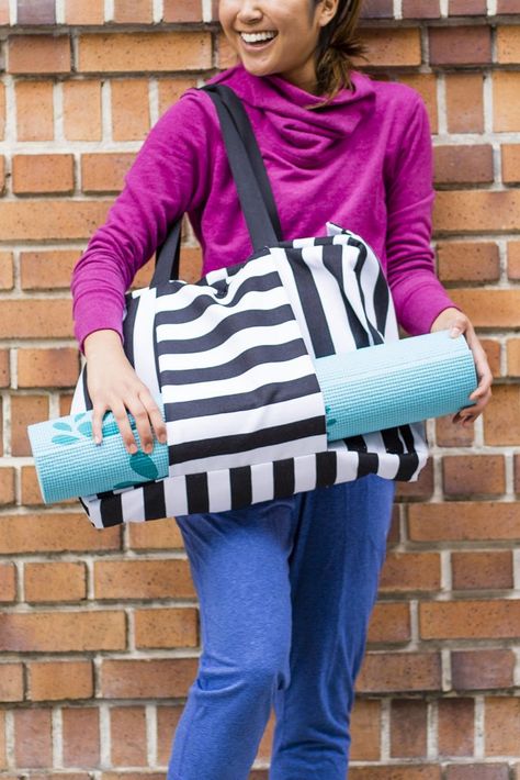 This DIY Gym Bag Will Give Your Workout a Serious Upgrade Diy Gym Bag, Gym Bag Diy, Reusable Bags Design, Cute Gym Bag, Diy Yoga, Zipper Face, Diy Gym, Sewing Purses, Yoga Bag