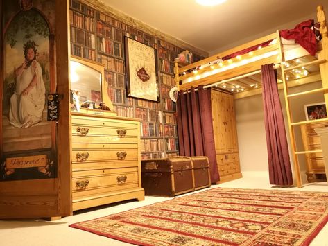 Archeology Bedroom, Gryffindor Dorm Room Aesthetic, Gryffindor Bedroom Aesthetic, Hufflepuff Dorm Room, Hufflepuff Bedroom Ideas, Gryffindor Bedroom Ideas, Gryffindor Dorm Room, Gryffindor Bedroom, Harry Potter Dorm Room