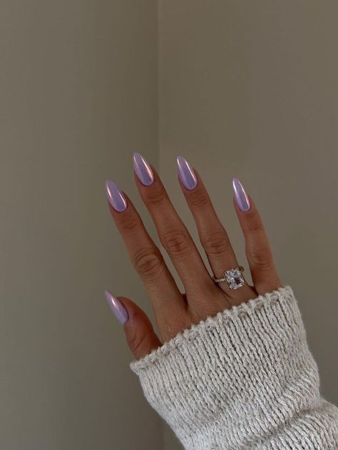 Yes, *those* Hailey Bieber glazed donut nails you're seeing all over Instagram. Ombre Glazed Nails, Glaze Nails Hailey Bieber, Popular Nails 2024, Hayley Bieber Glazed Donut Nails, Purple Glazed Nails, Chrome Wedding Nails, Hayley Bieber Nails Pink Chrome, Halie Bieber Nails Chrome, Hailey Bieber Glazed Donut Nails Purple