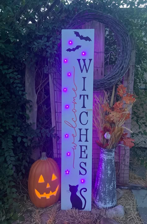 Witch Patio Decor, Halloween Outdoor Signs, Halloween Signs Wooden Porch, Halloween Porch Signs Diy, Small Porch Halloween Decor, Witchy Porch, Diy Front Porch Ideas, Pallet Halloween Decorations, Door Leaners