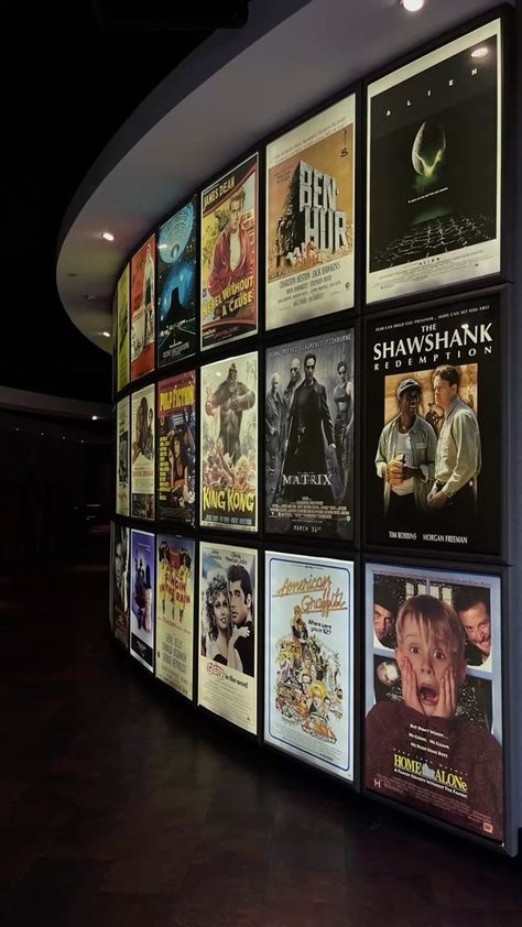 Movie Corner Ideas Bedroom, Theater Movie Cinema, Art In Movies, Film Theater Aesthetic, Movie Poster Home Decor, Home Theatre Aesthetic, Cinephile Aesthetic Wallpaper, Movie Display Ideas, Old Fashioned Movie Theater