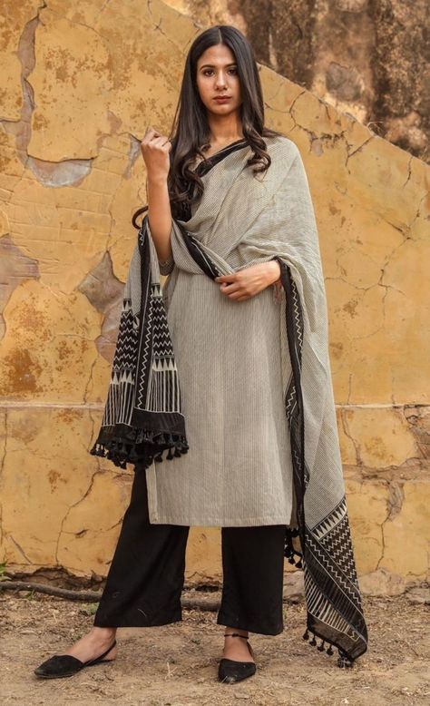 Indian Formal Wear, Office Wear Women Work Outfits, Jeans Casual Outfit, Office Wear Outfit, Black Kurta, Kurta Pant Set, Fashionable Saree Blouse Designs, Pakistani Fashion Casual, Casual Indian Fashion