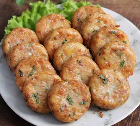 Asian Potatoes, Indonesian Food Traditional, Potato Cakes Recipe, Food Traditional, Potato Fritters, Potato Patties, Mc Donald, Potato Cakes, Cheesy Recipes