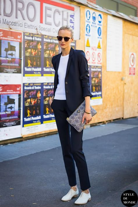 Shop this look for $181:  http://lookastic.com/women/looks/blazer-and-crew-neck-sweater-and-clutch-and-dress-pants-and-oxford-shoes/2070  — Navy Blazer  — White Crew-neck Sweater  — Navy and White Geometric Leather Clutch  — Navy Dress Pants  — White Leather Oxford Shoes Daria Strokous, White Oxford Shoes, Oxford Shoes Outfit, Navy Dress Pants, Oxford White, Business Outfit, Navy Blazer, 가을 패션, White Blazer