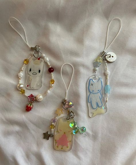 Shrinky Dink Keychain Ideas, Shrink Paper Keychain, Shrink Plastic Keychain Aesthetic, Paper Keychain, Shrinking Plastic Keychain, Shrink Film Keychains, Hachi Phone Charm Nana, Juminocore Keychain, Freebie Ideas