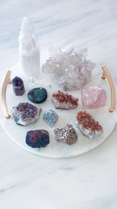 🔮☁︎·̩͙✧ 𝐩𝐢𝐧𝐭𝐞𝐫𝐞𝐬𝐭 | @serenitylandin Crystal Room Decor, Crystal Room, Crystal Altar, Crystal Vibes, Crystal Aesthetic, Crystal Guide, Spiritual Crystals, Crystal Healing Stones, Meditation Stones