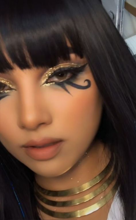 Egypt Makeup, A Witch Costume, Cleopatra Makeup, Cleopatra Halloween Costume, Cleopatra Halloween, Most Popular Halloween Costumes, Egyptian Makeup, Popular Halloween Costumes, Halloween Makeup Pretty