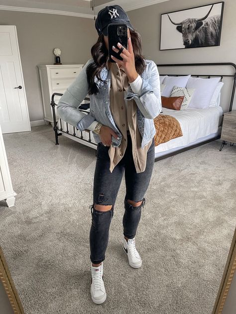 Black Ripped Jeans Outfit Fall, Ripped Jeans Outfit Black, Layered Outfits For Winter, Winter Layered Outfits, Winter Everyday Outfits, Layered Outfits Fall, Ripped Jeans Outfit Fall, Everyday Outfits For School Casual, Everyday Outfits For School