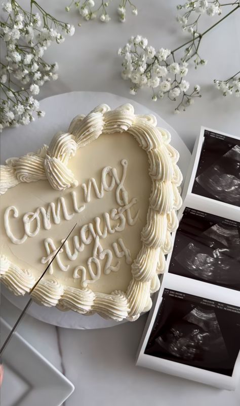 Im Expecting Announcement Ideas, Pregnant Reveal Ideas, Baby Cake Announcement, Gender Reveal Private, Winter Baby Announcement Ideas, Italian Baby Announcement, Baby Announcement Flat Lay, Pregnancy Announcement 2025, 30th Birthday Pregnant