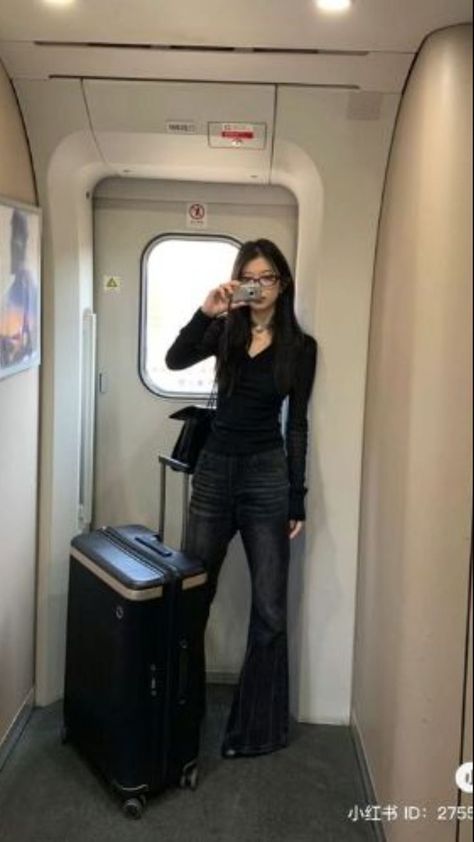 Summer Vibe Aesthetic, Airplane Fashion, Acubi Club, Chinese Douyin, Flare Leggings Outfit, Korean Fashion Grunge, Y2k Acubi, Simple Streetwear, Leggings Outfit Ideas