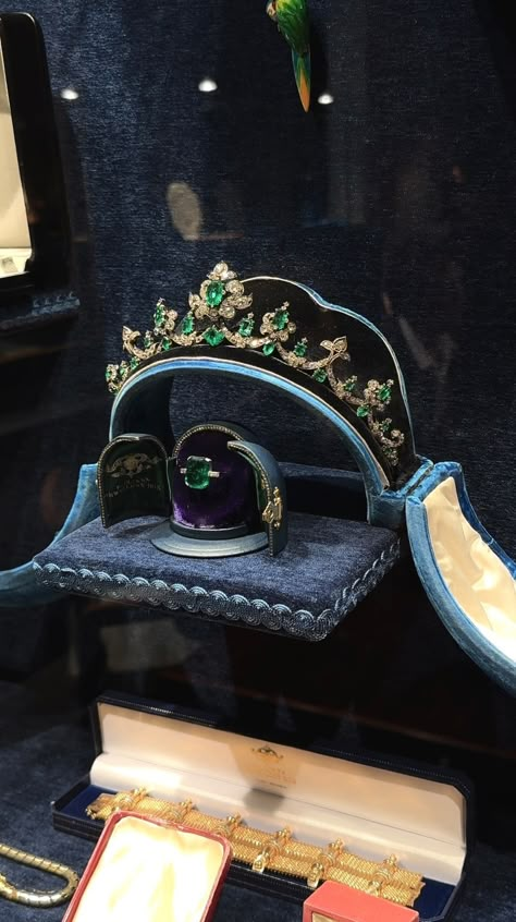 Pauline's Jewellery Box (@paulinesjewellerybox) • Instagram photos and videos Jewelry Closet, Royal Jewellery, Silver Jewelry Accessories, Tiaras Jewellery, Royal Tiaras, Crowns And Tiaras, Headpiece Jewelry, Diamond Tiara, Expensive Jewelry Luxury