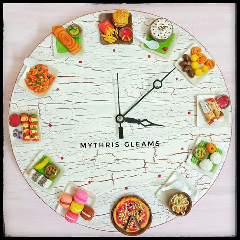 Designer Uma Gayathri from Mythris Gleams Wood Slice Art Decor, Cupcake Kitchen Decor, Dry Leaf Art, Eid Crafts, Handmade Wall Clocks, Handmade Clocks, Diy Wall Clock, Wood Slice Art, Photo Frame Gift