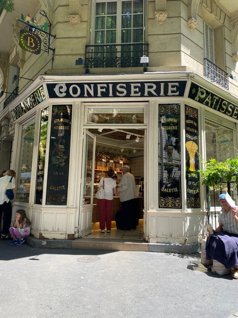 Miraculous Bakery, Miraculous Ladybug Bakery, Paris Bakery Shop, Paris Marinette Bakery, Bakery In France, Bakery In France Aesthetic, Paris Bakery, Paris Trip Planning, Cafe Marly Paris The Louvre