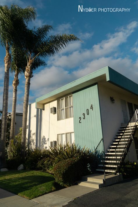 60s Mansion Exterior, Beach Apartments Exterior, La House Exterior Los Angeles, Mid Century Apartment Building Exterior, Los Angeles Apartment Exterior, La Apartment Exterior, Dingbat Architecture, Dingbat Apartment, Los Angeles Apartment Aesthetic