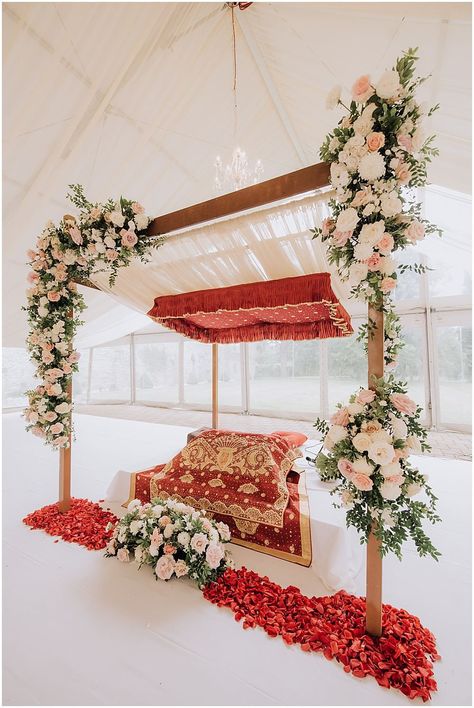 Akhand Path Decoration Ideas, Gurudwara Decoration, Punjabi Reception Decor, Punjabi Wedding Ceremony, Aesthetic Wedding Decor, Gurdwara Wedding Decoration, Punjabi Wedding Decorations, Gurudwara Wedding, Gurudwara Decoration Wedding