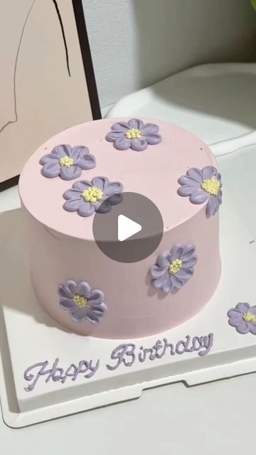 Bakers Palette on Instagram: "Simple Cake Decorating Ideas

#reels #reelsinstagram #cake #cakedecorating #cakedesign #reelsvideo #reelitfeelit #reelsoftheday #reelsviral #reelslovers #vanilla #vanillacake #instagram #like #share #comment #follow #bakerspalette" Vanilla Cake Design Ideas, Simple Vanilla Cake Design, Minimalist Birthday Cake, Simple Cake Decorating Ideas, Simple Cake Decorating, Birthday Cake Decorating Ideas, Cake Decorating Ideas, Simple Cake, Easy Cake Decorating