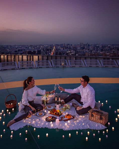 Date night ideas and candle light dinner Candles Light Dinner, Rooftop Picnic Ideas, Candle Light Dinner Romantic Couple, Dinner Romantic Couple, Candle Lit Picnic, Indoor Picnic Date, Candle Night Dinner, Romantic Home Dates, Dinner Show