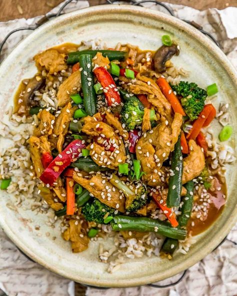 This amazing Vegan Spicy Honey Garlic Stir Fry is easy to whip up, bursting with nutritious veggies and protein, and drenched in an irresistible sauce. #vegan #oilfree #glutenfree #plantbased | monkeyandmekitchenadventures.com Honey Garlic Stir Fry, Garlic Stir Fry, Garlic Chicken Stir Fry, Monkey And Me Kitchen Adventures, Clean Dinner Recipes, Monkey And Me, Soy Curls, Whole Food Plant Based, Plant Based Dinner