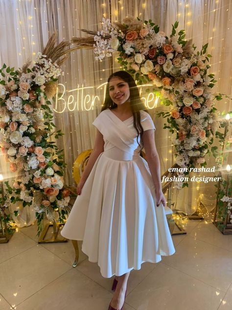 Dresses For Confirmation, White Knee-length Midi Dress For Gala, Short Gowns Dresses, Elegant White Confirmation Gown, Elegant White Ball Gown For Confirmation, Korean Gowns Dresses Short, White Short Gown Styles For Ladies, Party Wear Gowns Western, Short Lace Bridesmaid Dresses