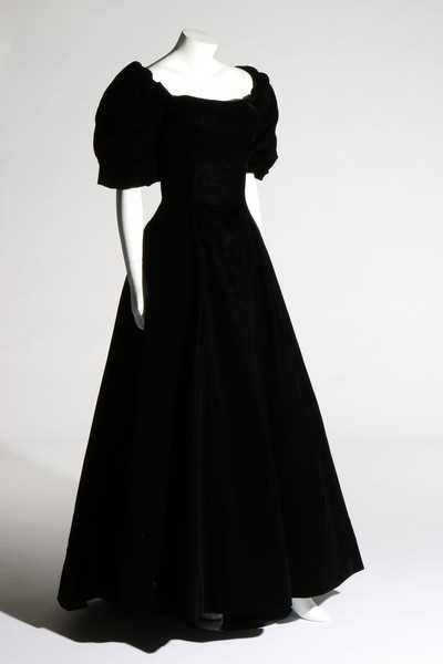 Dior Black Dress, 1800 Clothing, 1800s Dresses, Velvet Evening Gown, White Evening Gowns, Black Princess, Knitwear Fashion, Black Gown, Silk Velvet