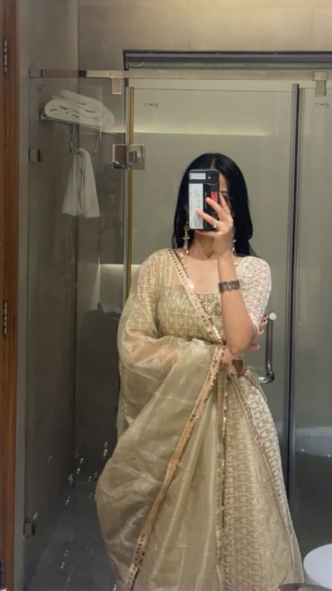 Indian Traditional Wear Aesthetic, Indian Clothes Aesthetic, Indian Outfits Aesthetic, Desi Clothes Aesthetic, Indian Aesthetic Outfit, Desi Outfit Aesthetic, Aesthetic Indian Girl, Shaadi Aesthetic, Lehenga Aesthetic