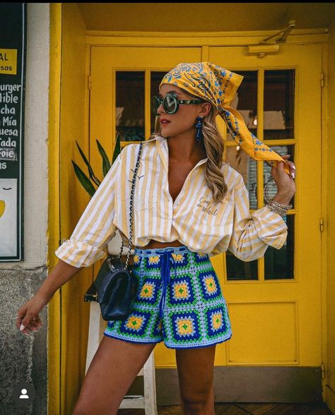 Colored Shorts Outfits, Colourful Summer Outfits, Italian Vacation Outfit, Colombia Outfits, Colorful Summer Outfits, Pool Outfits, Italian Chic, Chic Summer Outfits, Italian Summer