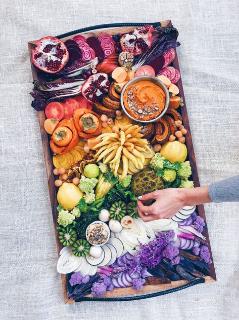 Veggie Tray Ideas, Rainbow Snacks, Snack Board, Tray Ideas, Rainbow Gradient, Party Finger Foods, Holiday Menus, Veggie Tray, Fresh Figs