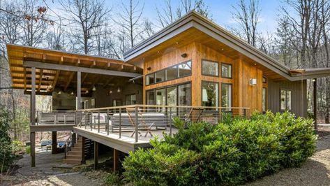 Four Asheville area homes named finalists in HGTV Ultimate House Hunt 2022 | WLOS Contemporary White Bathrooms, North Carolina Cabins, Wraparound Deck, Beachfront Home, Modern Mountain Home, North Carolina Homes, Indoor Plant Care, Rustic Retreat, Romantic Cottage