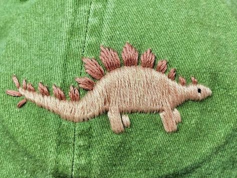 Embroidery Inspiration Simple, Easy Embroidery Ideas, Embroidery Projects Ideas, Cool Embroidery Designs, Small Embroidery Designs, Punk Embroidery, Embroidery Animals, Clothes Embroidery Diy, Embroidery On Clothes