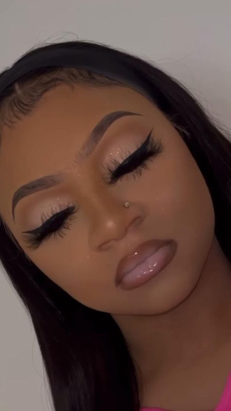 Birthday Makeup Glam Smokey Eye, 18th Makeup Looks, Face Beat Makeup Prom, Makeup Looks For Birthday, Makeup Glitter Looks, College Graduation Makeup Ideas, Baddie Makeup Black Women, Natural Cut Crease Makeup, Makeup Ideas For Homecoming