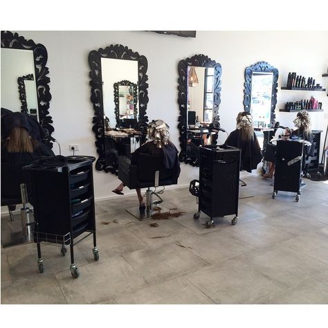 Boujee Hair Salon, Goth Hair Salon, Gothic Hair Salon, Black Gold Hair Salon Interior, Hair Salon Black And White, Cute Salon Ideas, Home Beauty Room, My Salon Suite, Hair Salon Interior Design