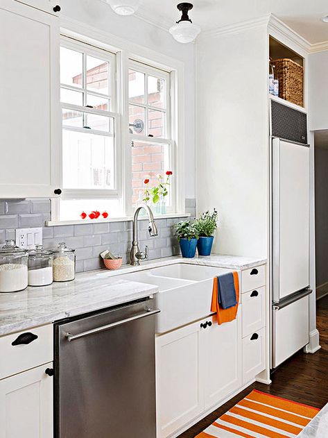 Selecting a simple subway tile with a beveled edge for the backsplash introduces depth and dimension to the space, as the angled edges reflect light: http://www.bhg.com/kitchen/backsplash/kitchen-backsplash-ideas/?socsrc=bhgpin110314beveledbeauties&page=33 Kitchen Ergonomics, Ergonomic Kitchen, White Kitchen Backsplash, Kabinet Dapur, Kitchen Backsplash Designs, Amazing Kitchen, White Appliances, Backsplash Designs, Classic Kitchen